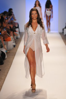 Miami - 23 Temmuz: model yürür pist dorit mayo koleksiyonu için ilkbahar yaz 2013 mercedes-benz yüzmek moda hafta 23 Temmuz 2012 tarihinde miami, fl