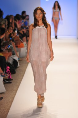 Miami - 23 Temmuz: model yürür pist dorit mayo koleksiyonu için ilkbahar yaz 2013 mercedes-benz yüzmek moda hafta 23 Temmuz 2012 tarihinde miami, fl