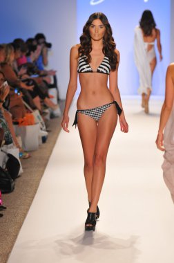 Miami - 23 Temmuz: model yürür pist dorit mayo koleksiyonu için ilkbahar yaz 2013 mercedes-benz yüzmek moda hafta 23 Temmuz 2012 tarihinde miami, fl