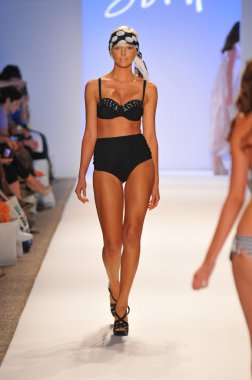 Miami - 23 Temmuz: model yürür pist dorit mayo koleksiyonu için ilkbahar yaz 2013 mercedes-benz yüzmek moda hafta 23 Temmuz 2012 tarihinde miami, fl
