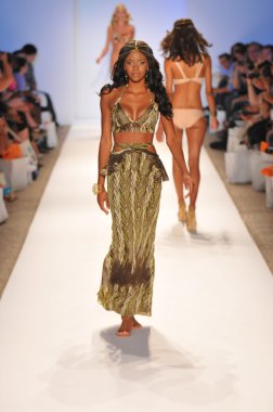 Miami - 23 Temmuz: model yürür keva j Yüzme koleksiyon ilkbahar yaz 2013 mercedes-benz yüzmek moda hafta 23 Temmuz 2012 için pist miami, fl