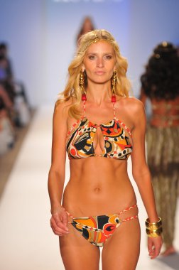 Miami - 23 Temmuz: model yürür keva j Yüzme koleksiyon ilkbahar yaz 2013 mercedes-benz yüzmek moda hafta 23 Temmuz 2012 için pist miami, fl
