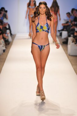 Miami - 23 Temmuz: model yürür keva j Yüzme koleksiyon ilkbahar yaz 2013 mercedes-benz yüzmek moda hafta 23 Temmuz 2012 için pist miami, fl