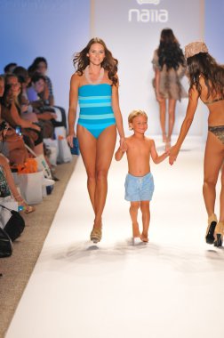 Miami - 23 Temmuz: model yürür pist sauvage yüzmek koleksiyonu için ilkbahar yaz 2013 mercedes-benz yüzmek moda hafta 23 Temmuz 2012 tarihinde miami, fl
