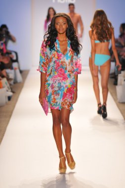 Miami - 23 Temmuz: model yürür pist naila yüzmek koleksiyonu için ilkbahar yaz 2013 mercedes-benz yüzmek moda hafta 23 Temmuz 2012 tarihinde miami, fl