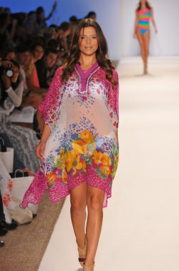 Miami - 23 Temmuz: model yürür pist naila yüzmek koleksiyonu için ilkbahar yaz 2013 mercedes-benz yüzmek moda hafta 23 Temmuz 2012 tarihinde miami, fl