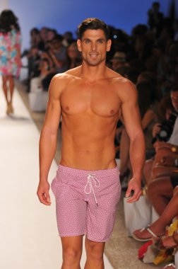 Miami - 23 Temmuz: model yürür pist naila yüzmek koleksiyonu için ilkbahar yaz 2013 mercedes-benz yüzmek moda hafta 23 Temmuz 2012 tarihinde miami, fl