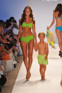 Miami - 23 Temmuz: model yürür pist naila yüzmek koleksiyonu için ilkbahar yaz 2013 mercedes-benz yüzmek moda hafta 23 Temmuz 2012 tarihinde miami, fl