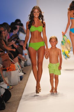 Miami - 23 Temmuz: model yürür pist naila yüzmek koleksiyonu için ilkbahar yaz 2013 mercedes-benz yüzmek moda hafta 23 Temmuz 2012 tarihinde miami, fl