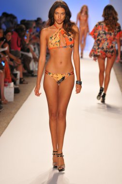 Miami - 23 Temmuz: model yürür pist sauvage yüzmek koleksiyonu için ilkbahar yaz 2013 mercedes-benz yüzmek moda hafta 23 Temmuz 2012 tarihinde miami, fl