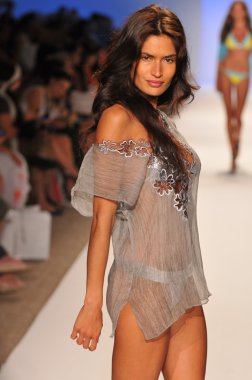 Miami - 23 Temmuz: model yürür pist sauvage yüzmek koleksiyonu için ilkbahar yaz 2013 mercedes-benz yüzmek moda hafta 23 Temmuz 2012 tarihinde miami, fl