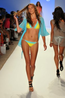 Miami - 23 Temmuz: model yürür pist sauvage yüzmek koleksiyonu için ilkbahar yaz 2013 mercedes-benz yüzmek moda hafta 23 Temmuz 2012 tarihinde miami, fl