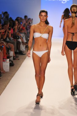 Miami - 23 Temmuz: model yürür wildfox yüzmek koleksiyon ilkbahar yaz 2013 mercedes-benz yüzmek moda hafta 23 Temmuz 2012 için pist miami, fl
