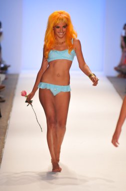 Miami - 23 Temmuz: model yürür wildfox yüzmek koleksiyon ilkbahar yaz 2013 mercedes-benz yüzmek moda hafta 23 Temmuz 2012 için pist miami, fl