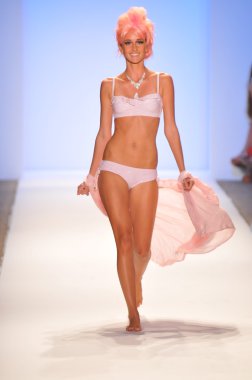 Miami 23 Temmuz model mercedes sırasında wildfox yüzmek koleksiyon ilkbahar yaz 2013 için pist yürür benz yüzmek moda hafta 23 Temmuz 2012 miami FL