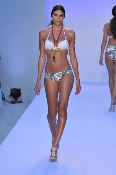 MIAMI - JULHO 20: Modelo caminha pista na Coleção Poco Pano Swim para Primavera Verão 2013 durante Mercedes-Benz Swim Fashion Week em julho 20, 2012 em Miami, FL — Fotografia de Stock