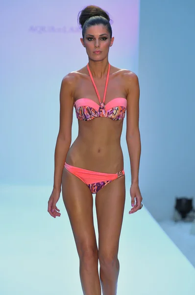 Miami - július 20: modell sétál a kifutópálya a poco pano úszni kollekció tavasz-nyár 2013 mercedes-benz úszni divat héten július 20, 2012 miami, fl — Stock Fotó