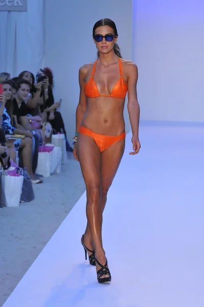 마이애미-7 월 20 일: 모델 활주로에서 걸어는 마시고 파노 수영 컬렉션 봄 여름 2013 메르세데스-벤츠 수영 패션 위 크 2012 년 7 월 20 일에 동안 마이애미, 플로리다 — 스톡 사진