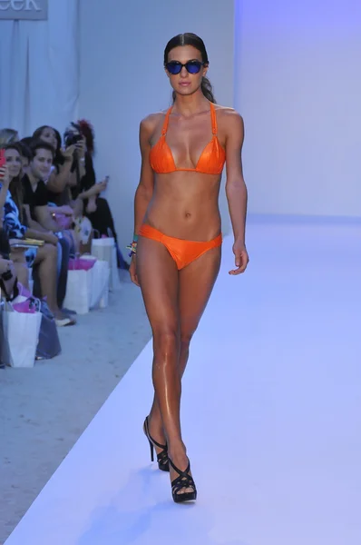 MIAMI - 20 DE JULIO: Modelo camina por la pasarela de la colección Poco Pano Swim para la Primavera Verano 2013 durante la Mercedes-Benz Swim Fashion Week el 20 de julio de 2012 en Miami, FL —  Fotos de Stock