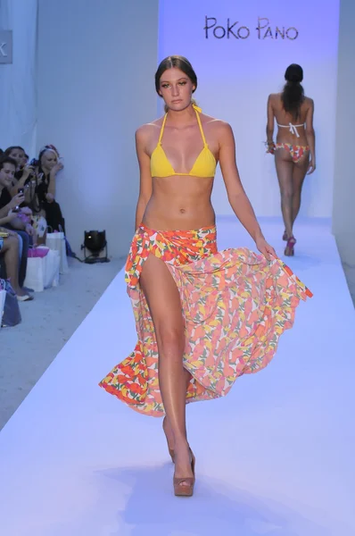 Miami - 20 juli: modell går banan vid de poco pano simma kollektion för våren sommaren 2013 under mercedes-benz simma fashion week den 20 juli, 2012 i miami, fl — Stockfoto