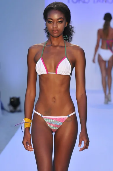 Miami - 20. července: model chodí dráha v poco pano plavat kolekce pro jaro léto 2013 během plavání mercedes-benz fashion week v 20 červenci 2012 v miami, fl — Stock fotografie