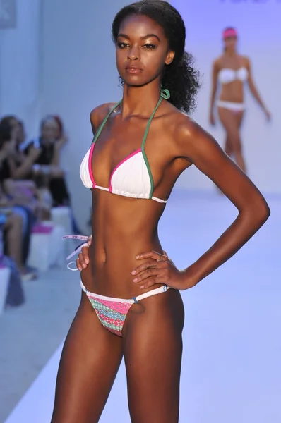 MIAMI - 20 DE JULIO: Modelo camina por la pasarela de la colección Poco Pano Swim para la Primavera Verano 2013 durante la Mercedes-Benz Swim Fashion Week el 20 de julio de 2012 en Miami, FL —  Fotos de Stock