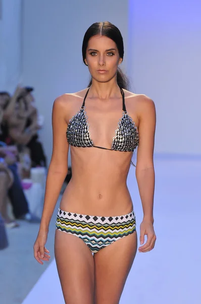 Miami - 20. juli: model läuft laufsteg der poco pano-badekollektion für frühjahr sommer 2013 während der mercedes-benz swim fashion week am 20. juli 2012 in miami, fll — Stockfoto