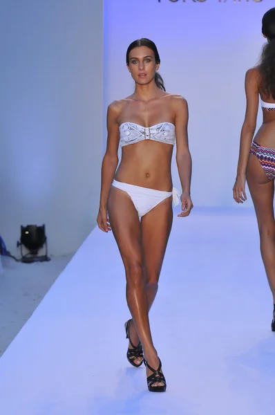 Miami - 20. juli: model läuft laufsteg der poco pano-badekollektion für frühjahr sommer 2013 während der mercedes-benz swim fashion week am 20. juli 2012 in miami, fll — Stockfoto