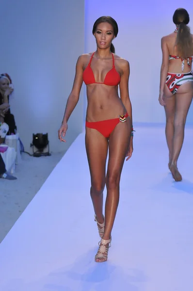 Miami - 20. juli: model läuft laufsteg der poco pano-badekollektion für frühjahr sommer 2013 während der mercedes-benz swim fashion week am 20. juli 2012 in miami, fll — Stockfoto