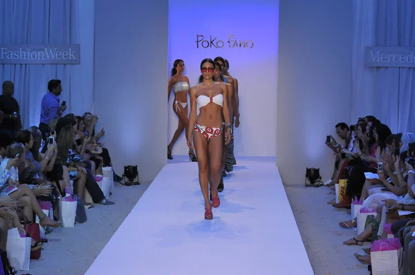 Miami - 20. juli: model läuft laufsteg der poco pano-badekollektion für frühjahr sommer 2013 während der mercedes-benz swim fashion week am 20. juli 2012 in miami, fll — Stockfoto