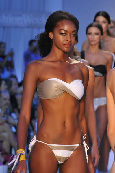 MIAMI - JULHO 20: Modelo caminha pista na Coleção Poco Pano Swim para Primavera Verão 2013 durante Mercedes-Benz Swim Fashion Week em julho 20, 2012 em Miami, FL — Fotografia de Stock