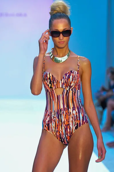 マイアミ - 7 月 21 日: モデル ・ ディ ・ ララ、マイアミでのコレクション春夏 2013年メルセデス ベンツ 2012 年 7 月 21 日に泳ぐファッション ・ ウィーク中を泳ぐアグアで滑走路を歩くフロリダ — ストック写真