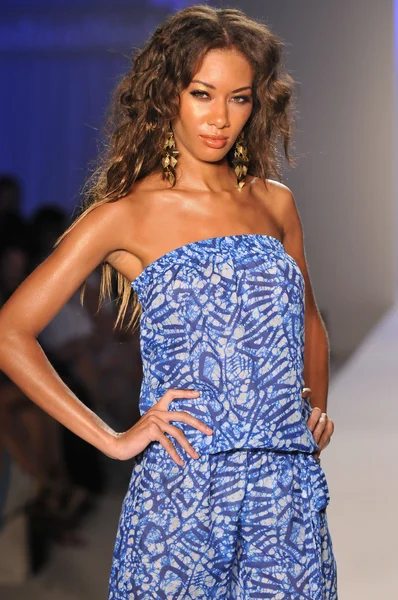 MIAMI - 20 lipca: Model walks pasa startowego pływać witaminy kolekcji wiosennej 2013 na lato podczas Mercedes-Benz Fashion Week pływać w dniu 20 lipca 2012 roku w Miami, Floryda — Zdjęcie stockowe