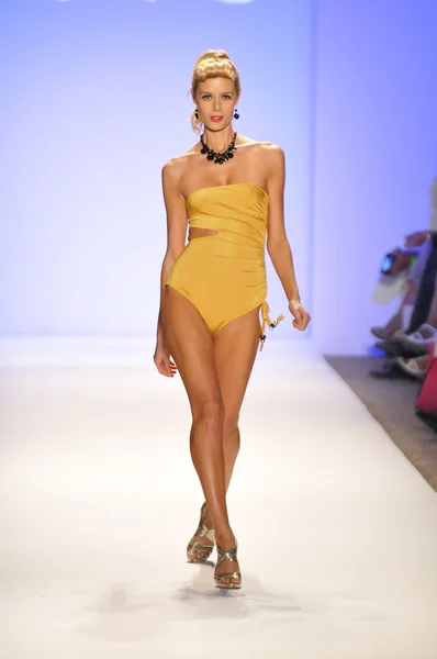 MIAMI - JULHO 20: Modelo caminha pista na Nicolita Swim Collection para Primavera Verão 2013 durante Mercedes-Benz Swim Fashion Week em Julho 20, 2012 em Miami, FL — Fotografia de Stock