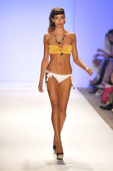 MIAMI - 20 lipca: Model walks pasa startowego na Nicoliţă kolekcji pływać wiosna lato 2013 podczas Mercedes-Benz Fashion Week pływać w dniu 20 lipca 2012 roku w Miami, Floryda — Zdjęcie stockowe