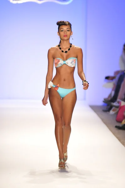 MIAMI - 20 lipca: Model walks pasa startowego na Nicoliţă kolekcji pływać wiosna lato 2013 podczas Mercedes-Benz Fashion Week pływać w dniu 20 lipca 2012 roku w Miami, Floryda — Zdjęcie stockowe