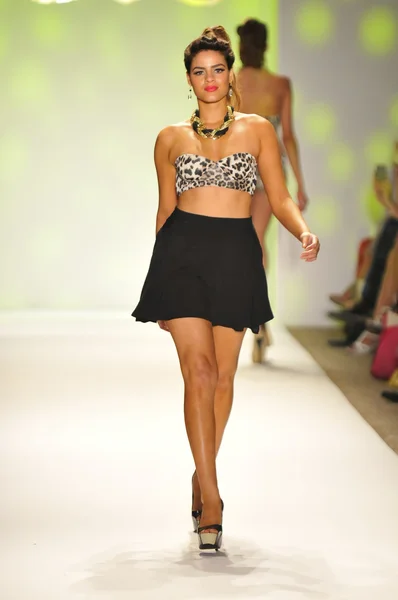 Miami - 20. juli: model läuft laufsteg der nicolita-schwimmkollektion für frühjahr sommer 2013 während der mercedes-benz swim fashion week am 20. juli 2012 in miami, fll — Stockfoto