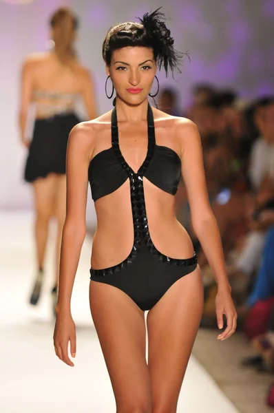 MIAMI - JULHO 20: Modelo caminha pista na Nicolita Swim Collection para Primavera Verão 2013 durante Mercedes-Benz Swim Fashion Week em Julho 20, 2012 em Miami, FL — Fotografia de Stock