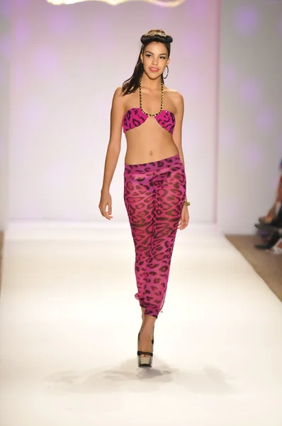 Miami - 20. juli: model läuft laufsteg der nicolita-schwimmkollektion für frühjahr sommer 2013 während der mercedes-benz swim fashion week am 20. juli 2012 in miami, fll — Stockfoto