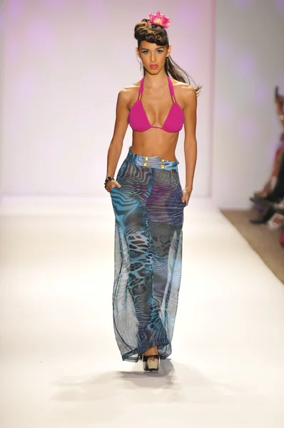 Miami - 20 juli: modell går banan vid nicolita simma insamling för våren sommaren 2013 under mercedes-benz simma fashion week den 20 juli, 2012 i miami, fl — Stockfoto