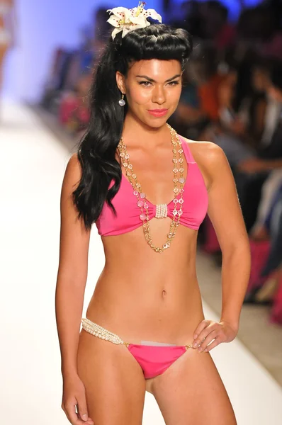 MIAMI - 20 DE JULIO: Modelo camina por la pasarela en la Colección Nicolita Swim para la Primavera Verano 2013 durante la Semana de la Moda de Natación Mercedes-Benz el 20 de julio de 2012 en Miami, FL —  Fotos de Stock