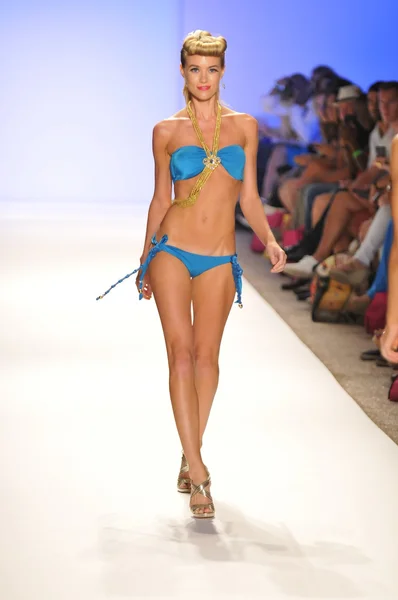 Miami - 20 Temmuz: model yürür nicolita yüzmek koleksiyon ilkbahar yaz 2013 20 Temmuz 2012 mercedes-benz yüzmek moda haftası için pist miami, fl — Stok fotoğraf