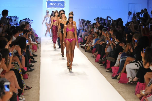Miami - 20 juli: modeller går banan finalen på nicolita simma insamling för våren sommaren 2013 under mercedes-benz simma fashion week den 20 juli 2012 i miami — Stockfoto