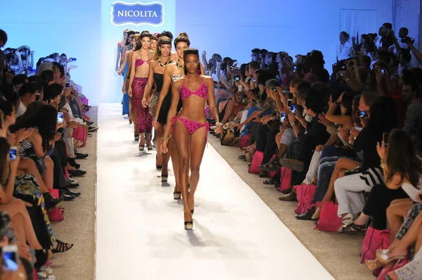 Miami - 20. juli: models läuft laufsteg finale der nicolita-badekollektion für frühjahr sommer 2013 während der mercedes-benz swim fashion week am 20. juli 2012 in miami — Stockfoto