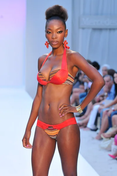 MIAMI - 21 DE JULIO: Modelo camina por la pasarela de la colección de natación Agua di Lara para la Primavera Verano 2013 durante la Mercedes-Benz Swim Fashion Week el 21 de julio de 2012 en Miami, FL —  Fotos de Stock