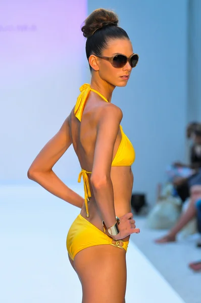 Miami - 21. července: model chodí dráha v agua di lara plavat kolekce pro jaro léto 2013 během plavání mercedes-benz fashion week v červenci 21, 2012 v miami, fl — Stock fotografie