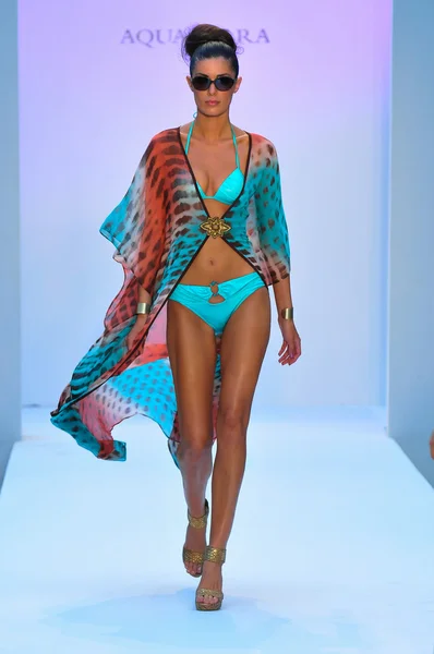 Miami - 21. juli: model läuft laufsteg der schwimmkollektion agua di lara für frühjahr sommer 2013 während der mercedes-benz swim fashion week am 21. juli 2012 in miami, fll — Stockfoto