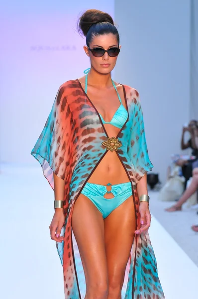 МИАМИ - 21 июля: модель прогуливается по подиуму в Agua di Lara Swim Collection на весеннее лето 2013 года во время Недели моды Mercedes-Benz Swim 21 июля 2012 года в Майами, шт. Флорида — стоковое фото