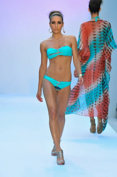 MIAMI - JULY 21: Model berjalan di landasan pacu Agua di Lara Swim Collection untuk Musim Panas 2013 selama Mercedes-Benz Swim Fashion Week pada 21 Juli 2012 di Miami, FL — Stok Foto