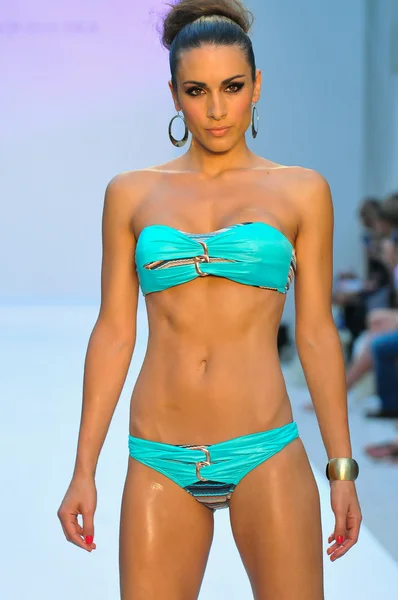 Miami - 21 Temmuz: model di lara miami, mercedes-benz yüzmek moda haftası 21 Temmuz 2012 2013 ilkbahar yaz koleksiyonu için yüzerek agua pist yürür fl — Stok fotoğraf